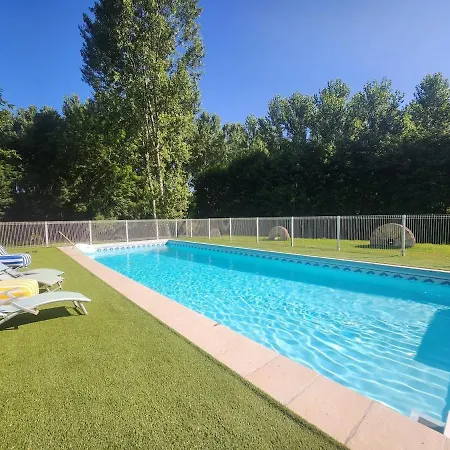 Dom wakacyjny Au Bord De L'eau Piscine & *