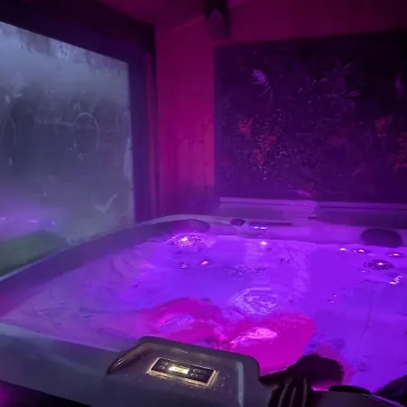 Au Bord De L'eau Piscine&spa *
